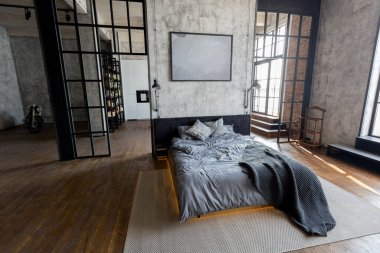 Lüks bir stüdyo daire. Koyu renkli, tavan arası tarzı bedava bir düzen. Adayı olan modern mutfak alanı şöminesi ve spor salonu olan rahat yatak odası.