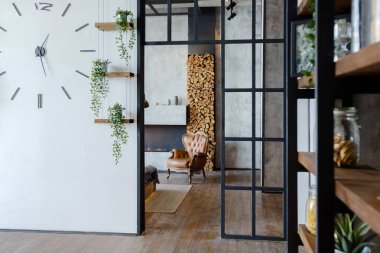 Lüks bir stüdyo daire. Koyu renkli, tavan arası tarzı bedava bir düzen. Adayı olan modern mutfak alanı şöminesi ve spor salonu olan rahat yatak odası.