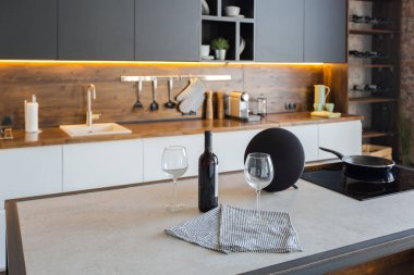 Lüks bir stüdyo daire. Koyu renkli, tavan arası tarzı bedava bir düzen. Adayı olan modern mutfak alanı şöminesi ve spor salonu olan rahat yatak odası.