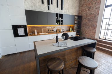 Lüks bir stüdyo daire. Koyu renkli, tavan arası tarzı bedava bir düzen. Adayı olan modern mutfak alanı şöminesi ve spor salonu olan rahat yatak odası.