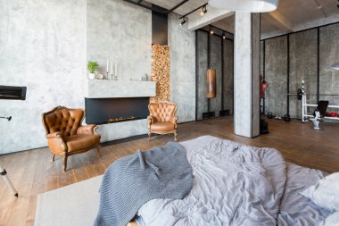 Lüks bir stüdyo daire. Koyu renkli, tavan arası tarzı bedava bir düzen. Adayı olan modern mutfak alanı şöminesi ve spor salonu olan rahat yatak odası.