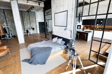 Lüks bir stüdyo daire. Koyu renkli, tavan arası tarzı bedava bir düzen. Adayı olan modern mutfak alanı şöminesi ve spor salonu olan rahat yatak odası.