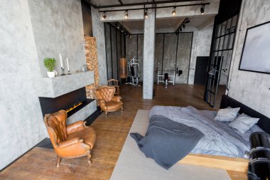 Lüks bir stüdyo daire. Koyu renkli, tavan arası tarzı bedava bir düzen. Adayı olan modern mutfak alanı şöminesi ve spor salonu olan rahat yatak odası.