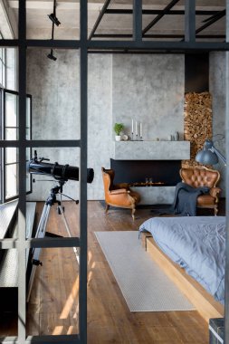 Lüks bir stüdyo daire. Koyu renkli, tavan arası tarzı bedava bir düzen. Adayı olan modern mutfak alanı şöminesi ve spor salonu olan rahat yatak odası.