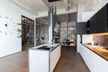 Lüks bir stüdyo daire. Koyu renkli, tavan arası tarzı bedava bir düzen. Adayı olan modern mutfak alanı şöminesi ve spor salonu olan rahat yatak odası.