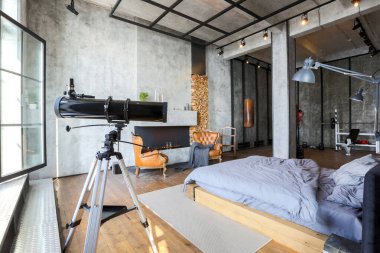 Lüks bir stüdyo daire. Koyu renkli, tavan arası tarzı bedava bir düzen. Adayı olan modern mutfak alanı şöminesi ve spor salonu olan rahat yatak odası.