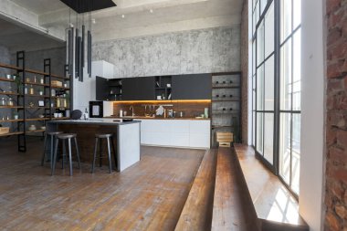 Lüks bir stüdyo daire. Koyu renkli, tavan arası tarzı bedava bir düzen. Adayı olan modern mutfak alanı şöminesi ve spor salonu olan rahat yatak odası.