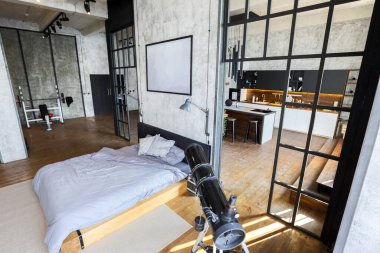 Lüks bir stüdyo daire. Koyu renkli, tavan arası tarzı bedava bir düzen. Adayı olan modern mutfak alanı şöminesi ve spor salonu olan rahat yatak odası.