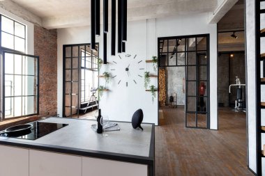 Lüks bir stüdyo daire. Koyu renkli, tavan arası tarzı bedava bir düzen. Adayı olan modern mutfak alanı şöminesi ve spor salonu olan rahat yatak odası.