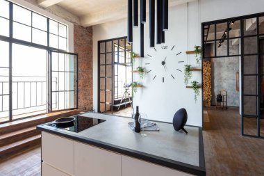 Lüks bir stüdyo daire. Koyu renkli, tavan arası tarzı bedava bir düzen. Adayı olan modern mutfak alanı şöminesi ve spor salonu olan rahat yatak odası.