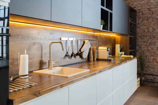 Lüks bir stüdyo daire. Koyu renkli, tavan arası tarzı bedava bir düzen. Adayı olan modern mutfak alanı şöminesi ve spor salonu olan rahat yatak odası.