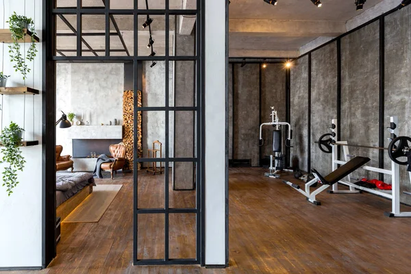 아파트에 어두운 색상의 무료로 배치되어 현대적 벽난로와 개인용 체육관 — 스톡 사진