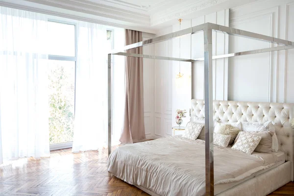 Modern Belső Tér Egy Luxus Nagy Fényes Hálószoba Fehér Stukkó — Stock Fotó
