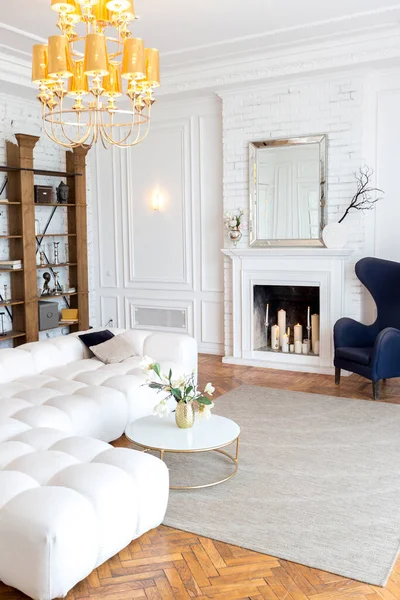 Moderní Interiér Luxusního Velkého Světlého Obývacího Pokoje Bílá Drahá Pohovka — Stock fotografie