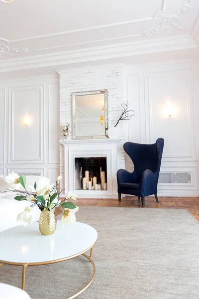 Nowoczesne Wnętrze Luksusowego Dużego Jasnego Salonu Biały Drogi Sofa Drewniane — Zdjęcie stockowe