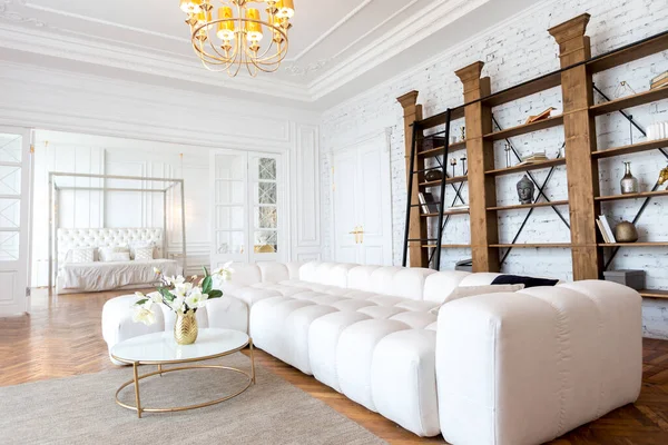 Moderní Interiér Luxusního Světlého Dvoupokojového Bytu Bílé Stěny Luxusní Drahý — Stock fotografie