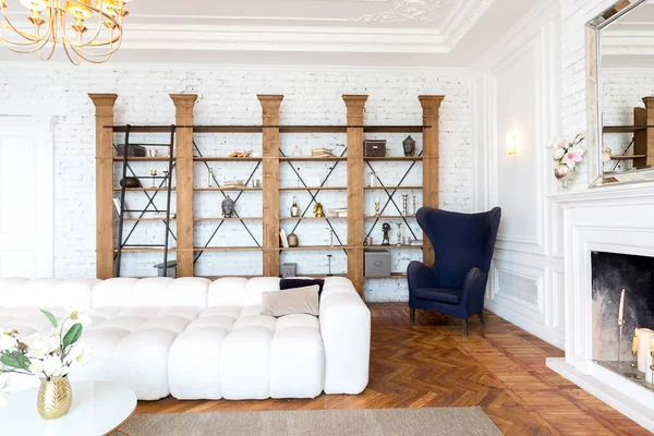 Nowoczesne Wnętrze Luksusowego Dużego Jasnego Salonu Biały Drogi Sofa Drewniane — Zdjęcie stockowe