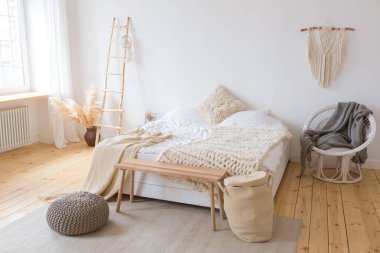 Mutfak ve yatak odalarının bedava tasarımı ile dairenin hoş ve rahat iç tasarımı. Bir sürü pencere, ahşap zemin ve salıncak..