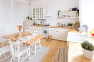 Mutfak ve yatak odalarının bedava tasarımı ile dairenin hoş ve rahat iç tasarımı. Bir sürü pencere, ahşap zemin ve salıncak..