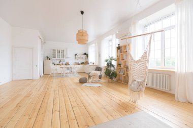 Mutfak ve yatak odalarının bedava tasarımı ile dairenin hoş ve rahat iç tasarımı. Bir sürü pencere, ahşap zemin ve salıncak..