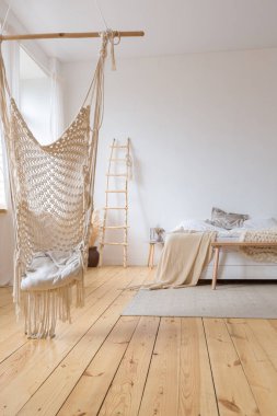 Mutfak ve yatak odalarının bedava tasarımı ile dairenin hoş ve rahat iç tasarımı. Bir sürü pencere, ahşap zemin ve salıncak..