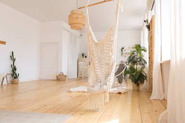 Mutfak ve yatak odalarının bedava tasarımı ile dairenin hoş ve rahat iç tasarımı. Bir sürü pencere, ahşap zemin ve salıncak..