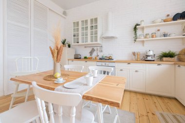 Mutfak ve yatak odalarının bedava tasarımı ile dairenin hoş ve rahat iç tasarımı. Bir sürü pencere, ahşap zemin ve salıncak..