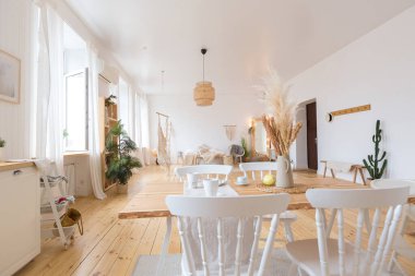 Mutfak ve yatak odalarının bedava tasarımı ile dairenin hoş ve rahat iç tasarımı. Bir sürü pencere, ahşap zemin ve salıncak..