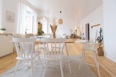 Mutfak ve yatak odalarının bedava tasarımı ile dairenin hoş ve rahat iç tasarımı. Bir sürü pencere, ahşap zemin ve salıncak..