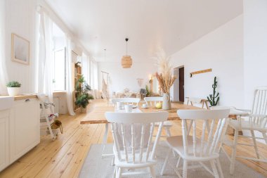 Mutfak ve yatak odalarının bedava tasarımı ile dairenin hoş ve rahat iç tasarımı. Bir sürü pencere, ahşap zemin ve salıncak..