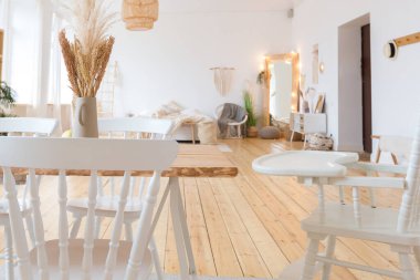 Mutfak ve yatak odalarının bedava tasarımı ile dairenin hoş ve rahat iç tasarımı. Bir sürü pencere, ahşap zemin ve salıncak..