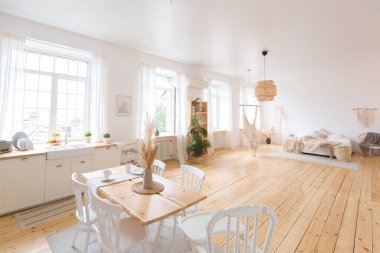 Mutfak ve yatak odalarının bedava tasarımı ile dairenin hoş ve rahat iç tasarımı. Bir sürü pencere, ahşap zemin ve salıncak..