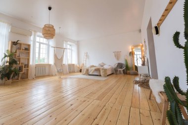 Mutfak ve yatak odalarının bedava tasarımı ile dairenin hoş ve rahat iç tasarımı. Bir sürü pencere, ahşap zemin ve salıncak..