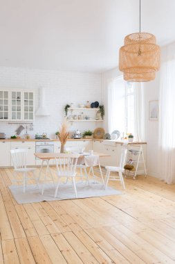 Mutfak ve yatak odalarının bedava tasarımı ile dairenin hoş ve rahat iç tasarımı. Bir sürü pencere, ahşap zemin ve salıncak..