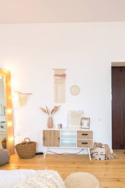 Mutfak ve yatak odalarının bedava tasarımı ile dairenin hoş ve rahat iç tasarımı. Bir sürü pencere, ahşap zemin ve salıncak..