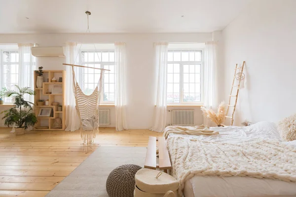자유롭게 아파트 내부의 귀엽고 디자인이다 창문들 그리고 매달려 — 스톡 사진