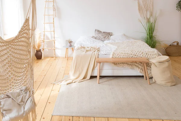 舒适舒适舒适的室内设计 有免费布置的厨房和卧室区域 许多窗户 一个木制的地板和一个悬挂的秋千 — 图库照片
