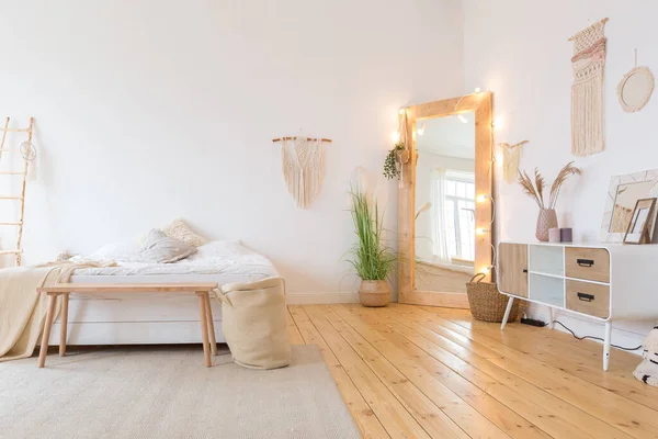 舒适舒适舒适的室内设计 有免费布置的厨房和卧室区域 许多窗户 一个木制的地板和一个悬挂的秋千 — 图库照片