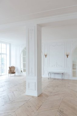 Pahalı antika mobilyaları olan büyük, şık bir salon. Barok iç tasarımı, duvarlarda süs ve yerde parke var..