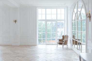 Pahalı antika mobilyaları olan büyük, şık bir salon. Barok iç tasarımı, duvarlarda süs ve yerde parke var..