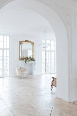 Pahalı antika mobilyaları olan büyük, şık bir salon. Barok iç tasarımı, duvarlarda süs ve yerde parke var..