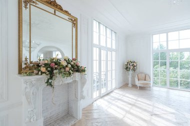 Pahalı antika mobilyaları olan büyük, şık bir salon. Barok iç tasarımı, duvarlarda süs ve yerde parke var..