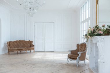 Pahalı antika mobilyaları olan büyük, şık bir salon. Barok iç tasarımı, duvarlarda süs ve yerde parke var..