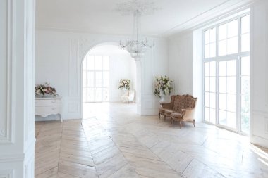 Pahalı antika mobilyaları olan büyük, şık bir salon. Barok iç tasarımı, duvarlarda süs ve yerde parke var..