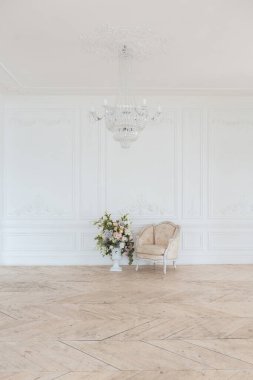 Pahalı antika mobilyaları olan büyük, şık bir salon. Barok iç tasarımı, duvarlarda süs ve yerde parke var..
