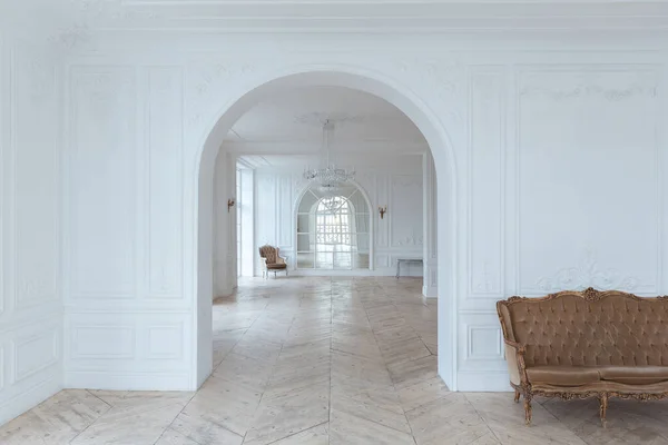 高価なアンティーク家具のあるシックな白の巨大な広々としたホール 床に壁や寄木細工の装飾が施されたバロック様式のインテリアデザイン — ストック写真