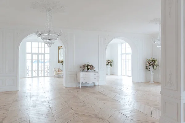 别致的白色宽敞宽敞的大厅 最少昂贵的古董家具 外墙装饰 地板装饰的巴洛克室内设计 — 图库照片