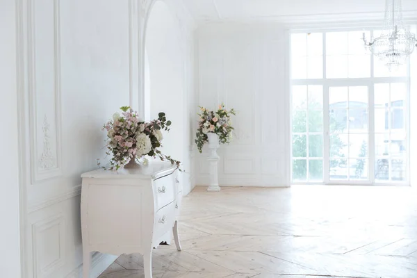 Elegante Blanco Enorme Hall Espacioso Con Mínimo Muebles Antiguos Caros —  Fotos de Stock