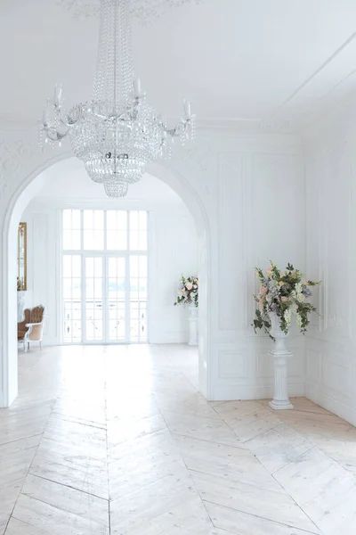 别致的白色宽敞宽敞的大厅 最少昂贵的古董家具 外墙装饰 地板装饰的巴洛克室内设计 — 图库照片