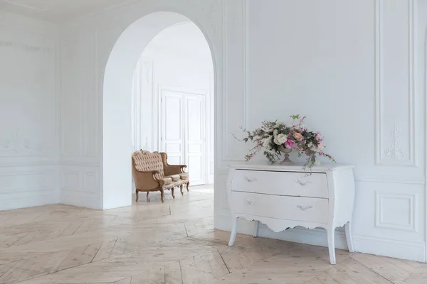 흰색의 커다란 홀에는 최소한의 값비싼 골동품 가구가 장식을 바닥에 장식을 — 스톡 사진